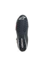 Alpinestars Sektor Shoes, zapatos de moto, negro y rojo brillante, vista inferior de la suela de goma texturizada con la marca Alpinestars en blanco y vástago de soporte integrado para agarre y estabilidad.