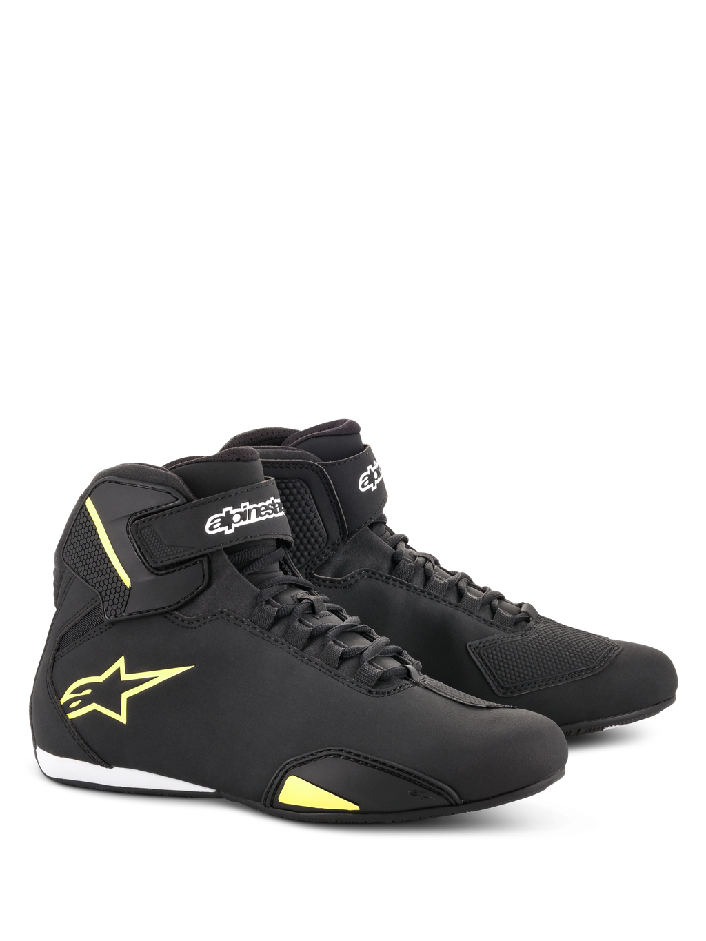 Zapatos Alpinestars Sektor, calzado para motociclismo, negro y amarillo fluorescente, diseño de corte medio con sistema de cordones rápidos y correas de velcro en el tobillo, logo Alpinestars amarillo en el lateral, construcción de microfibra ligera con acabado elegante