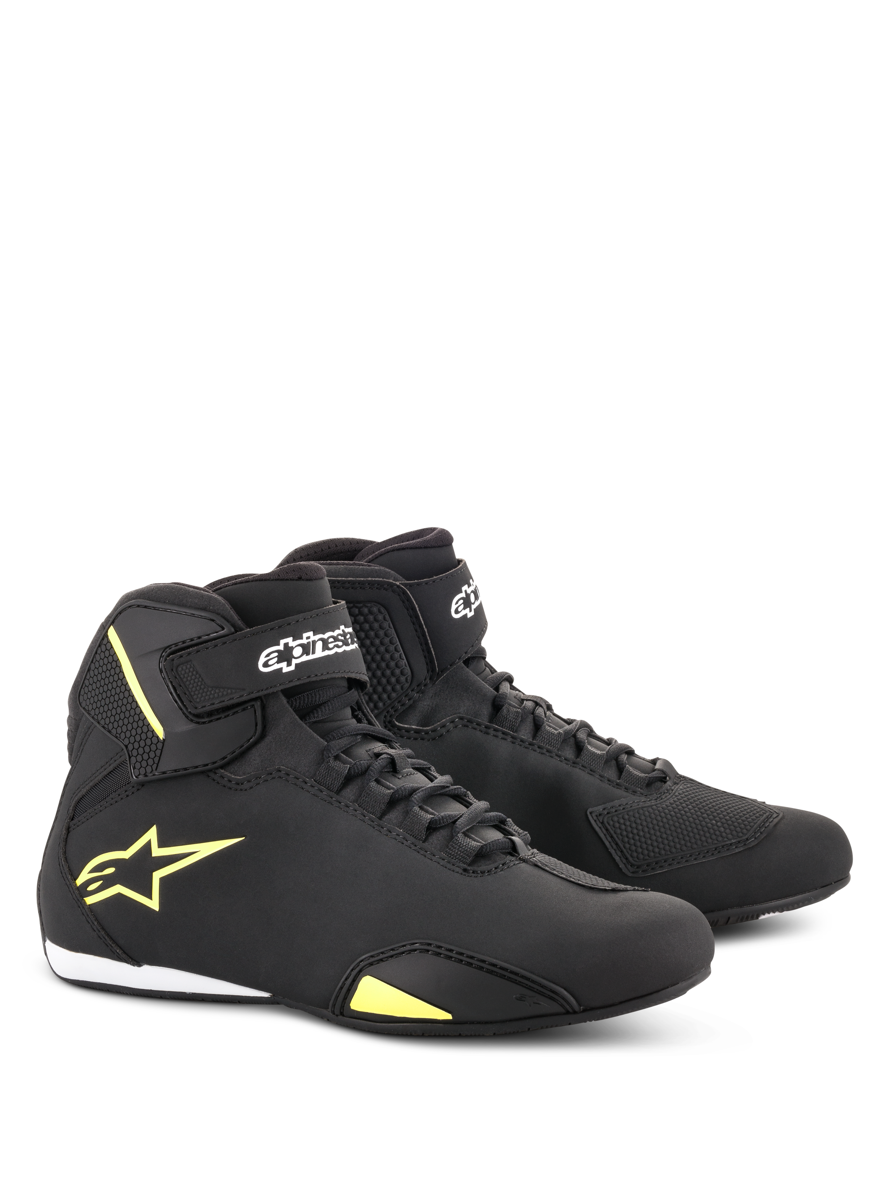 Zapatos Alpinestars Sektor, calzado para motociclismo, negro y amarillo fluorescente, diseño de corte medio con sistema de cordones rápidos y correas de velcro en el tobillo, logo Alpinestars amarillo en el lateral, construcción de microfibra ligera con acabado elegante