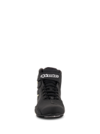Zapatos Alpinestars Sektor, zapatos para motociclismo, negro y amarillo flúor, vista frontal con sistema de cordones rápidos, correa de tobillo con marca en blanco y construcción de microfibra ligera