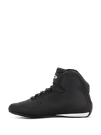 Zapatos Alpinestars Sektor, calzado para motociclista, negro y gris oscuro, vista de perfil lateral, con construcción ligera de microfibra, sistema de cordones rápidos con correa en el tobillo y paneles protectores texturizados.