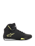 Zapatos Alpinestars Sektor, calzado para motociclismo, negro y amarillo fluorescente, vista lateral que muestra el logotipo de la estrella amarilla, correa en el tobillo con la marca y detalle blanco en el talón sobre una parte superior de microfibra elegante