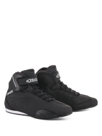 Zapatos Alpinestars Sektor, calzado para motociclismo, color negro, perfil estilizado de corte medio con parte superior de microfibra, sistema de cordones rápidos, logotipo blanco de Alpinestars en la correa del tobillo y suela de goma duradera