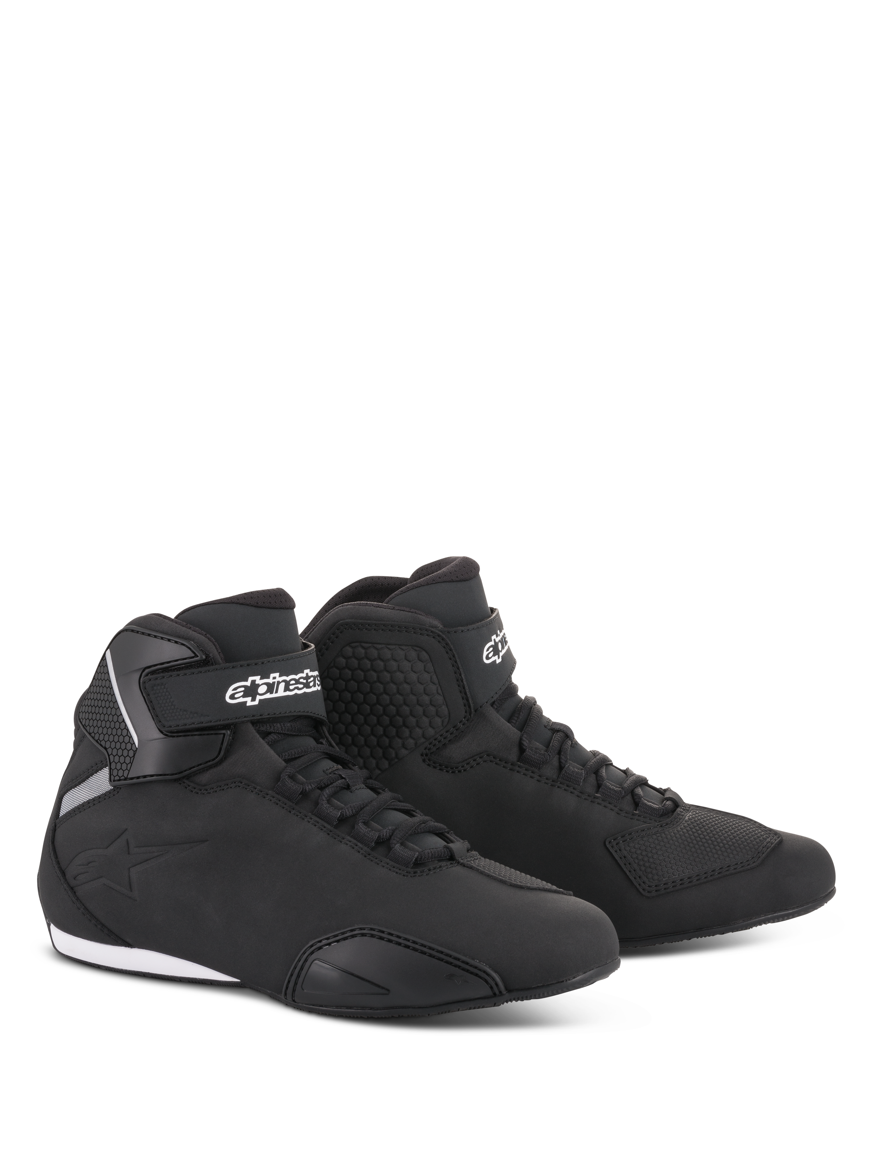 Zapatos Alpinestars Sektor, calzado para motociclismo, color negro, perfil estilizado de corte medio con parte superior de microfibra, sistema de cordones rápidos, logotipo blanco de Alpinestars en la correa del tobillo y suela de goma duradera
