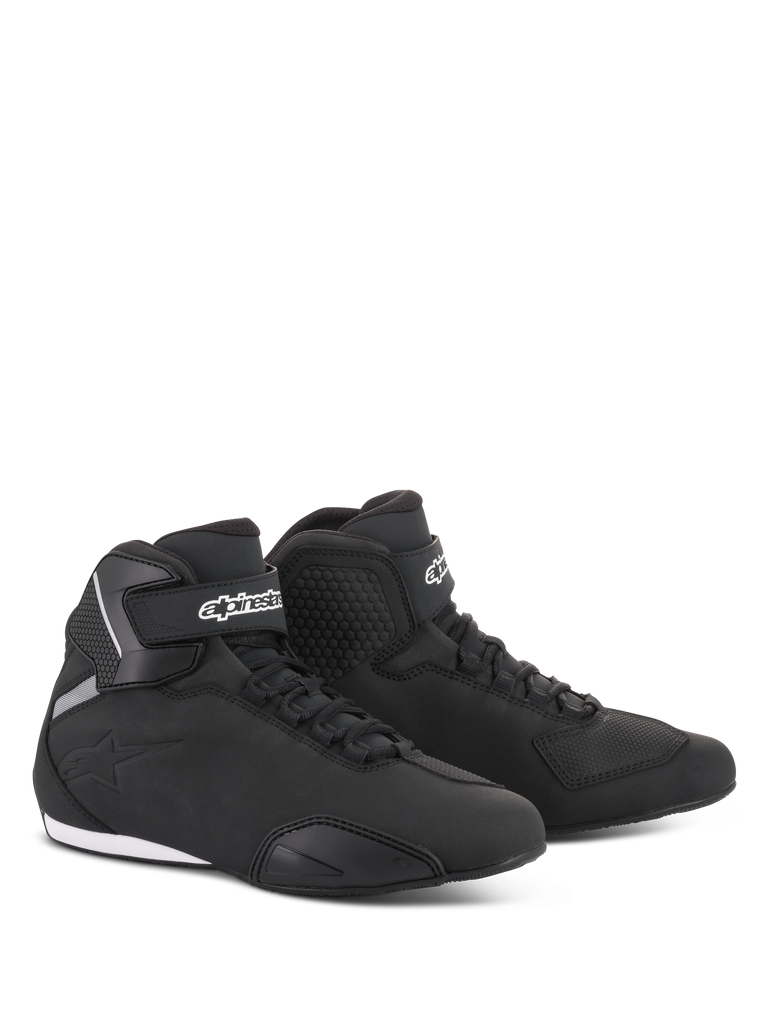 Zapatos Alpinestars Sektor, calzado para motociclismo, color negro, perfil estilizado de corte medio con parte superior de microfibra, sistema de cordones rápidos, logotipo blanco de Alpinestars en la correa del tobillo y suela de goma duradera