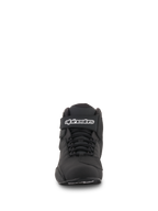 Zapatos Alpinestars Sektor, negro, vista frontal, con sistema de cordones rápidos y correa en el tobillo con el logo de Alpinestars, calzado de microfibra ligero para motociclismo