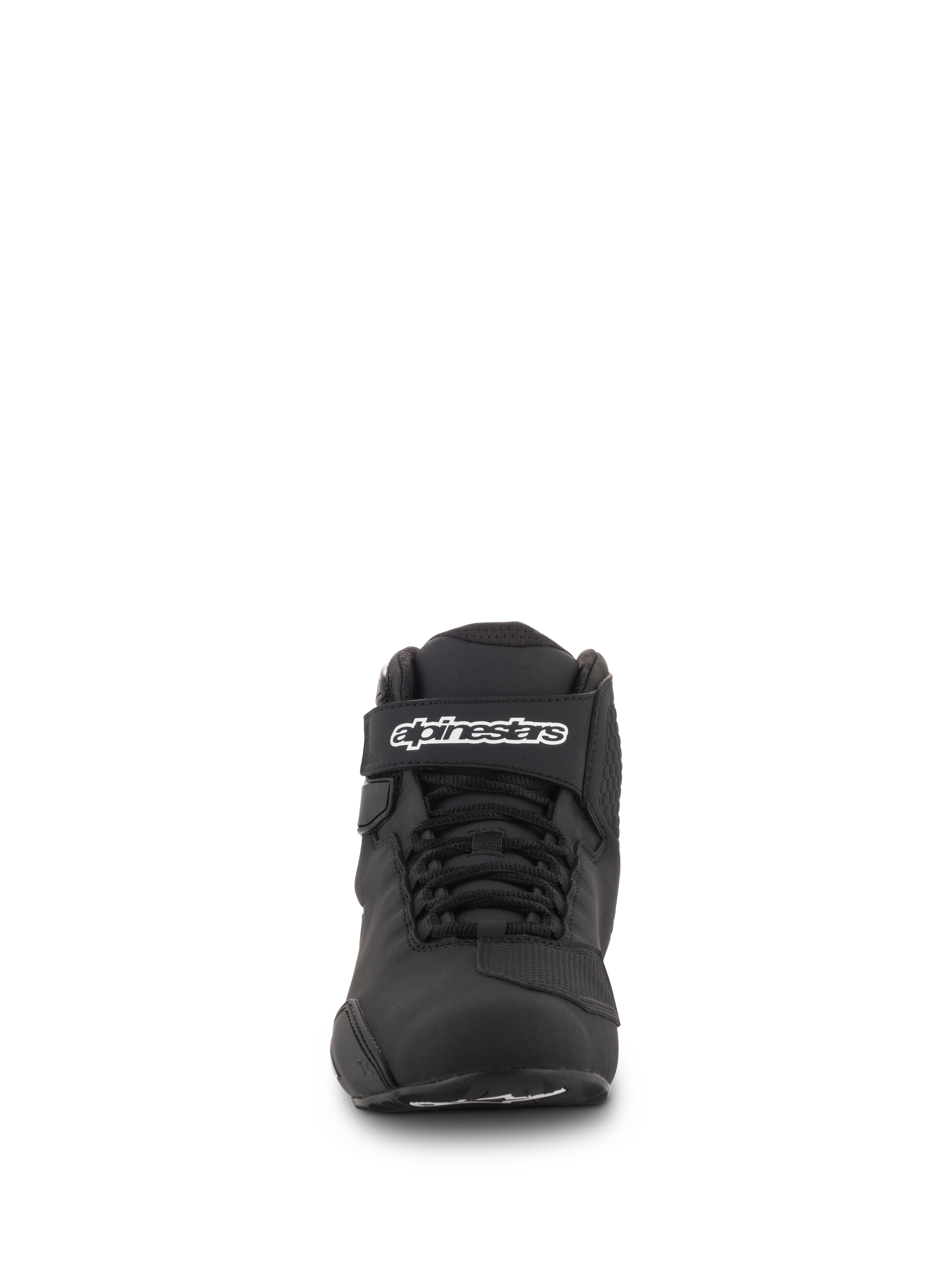 Zapatos Alpinestars Sektor, negro, vista frontal, con sistema de cordones rápidos y correa en el tobillo con el logo de Alpinestars, calzado de microfibra ligero para motociclismo