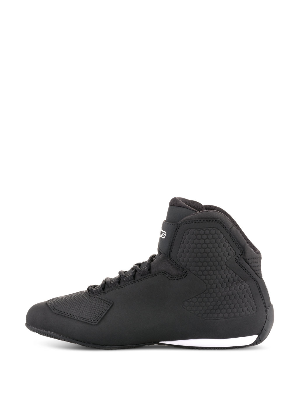 Zapatos Alpinestars Sektor, calzado para moto, negros, vista de perfil lateral, diseño de caña alta con cordones, parte superior de microfibra, protección de tobillo texturizada, estilo elegante inspirado en el racing con detalle blanco en la suela