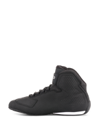 Zapatos Alpinestars Sektor, calzado para moto, negros, vista de perfil lateral, diseño de caña alta con cordones, parte superior de microfibra, protección de tobillo texturizada, estilo elegante inspirado en el racing con detalle blanco en la suela