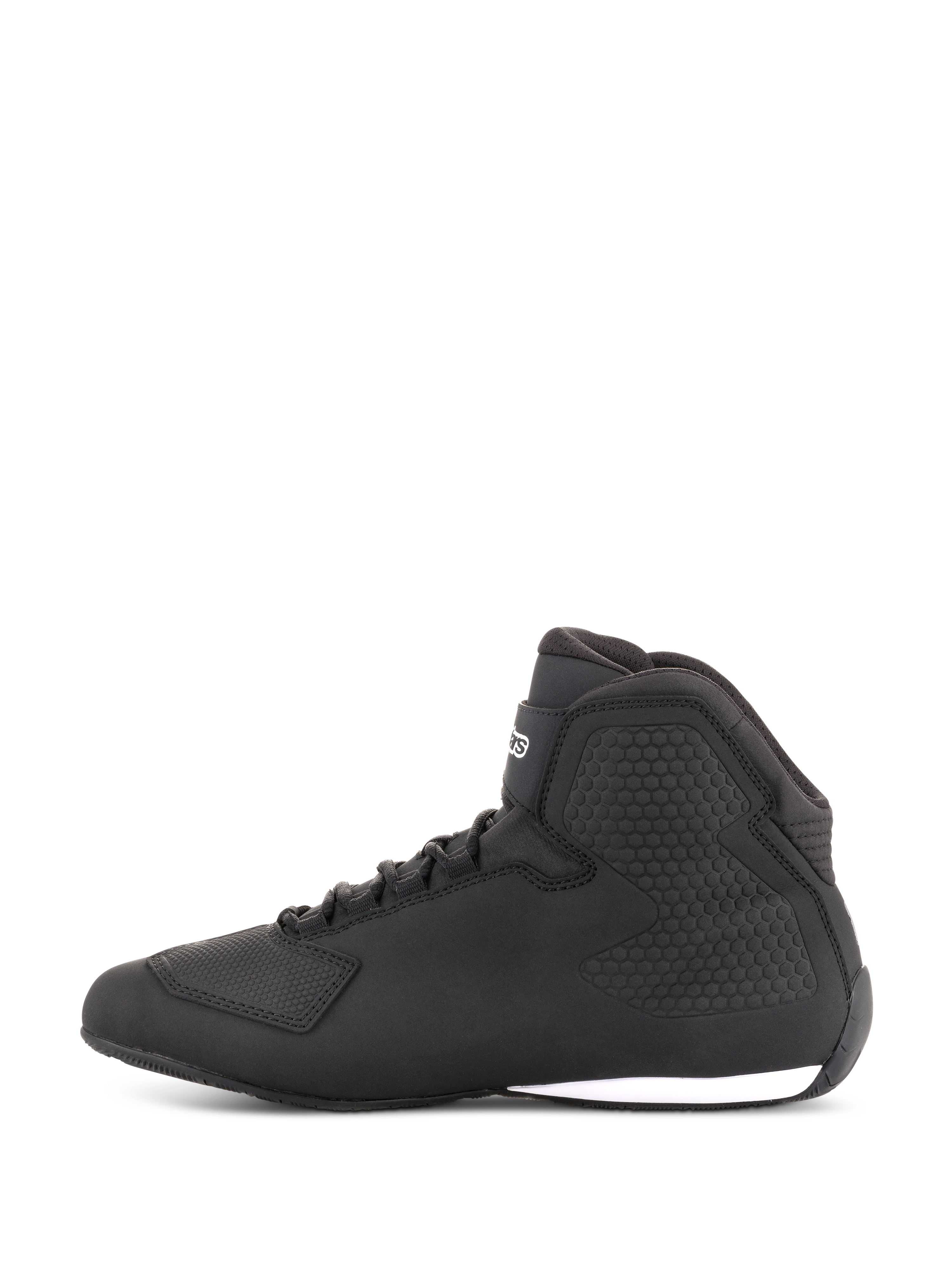 Zapatos Alpinestars Sektor, calzado para moto, negros, vista de perfil lateral, diseño de caña alta con cordones, parte superior de microfibra, protección de tobillo texturizada, estilo elegante inspirado en el racing con detalle blanco en la suela