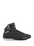 Alpinestars Sektor Shoes, calzado de moto negro, vista de perfil lateral, confección en microfibra con puntera reforzada y correa en el tobillo, logotipo de Alpinestars en blanco, calzado protector de estilo deportivo