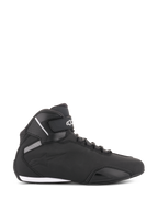 Alpinestars Sektor Shoes, calzado de moto negro, vista de perfil lateral, confección en microfibra con puntera reforzada y correa en el tobillo, logotipo de Alpinestars en blanco, calzado protector de estilo deportivo