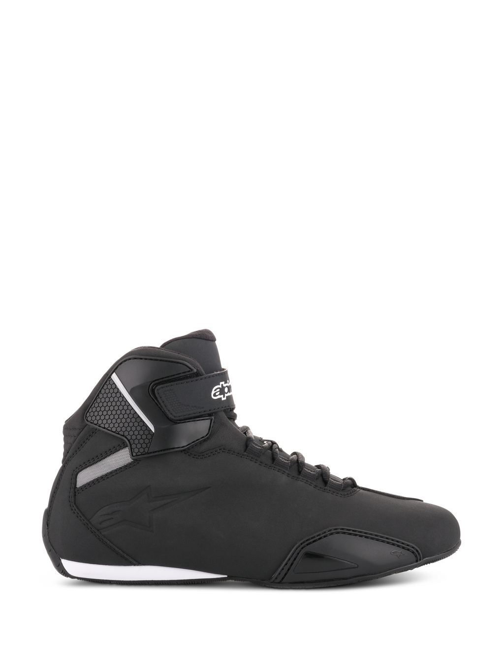 Zapatos Alpinestars Sektor, calzado negro para moto, vista de perfil lateral, diseño estilizado de caña alta con parte superior de microfibra, correa de tobillo con logotipo blanco, sistema de cordones rápidos y puntera y talón reforzados, calzado de carretera de inspiración deportiva