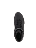 Zapatos Alpinestars Sektor, calzado para motociclismo, negro, vista superior con sistema de cordones rápidos, correa de tobillo con logo blanco y zona de la puntera reforzada, construcción de microfibra estilizada