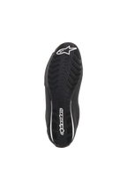 Zapatos Alpinestars Sektor, zapatos de moto negros, vista inferior que muestra la suela de goma texturizada, logotipo de estrella Alpinestars blanco en la puntera y marca en el talón, diseñados para agarre y durabilidad