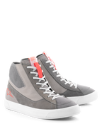 Zapatos Alpinestars Stated, calzado de conducción urbana para motocicleta, gris claro rojo flúor blanco, diseño de zapatilla urbana retro con suela vulcanizada blanca, paneles de ante y lona, con detalles en rojo flúor en la lengüeta y el logotipo lateral