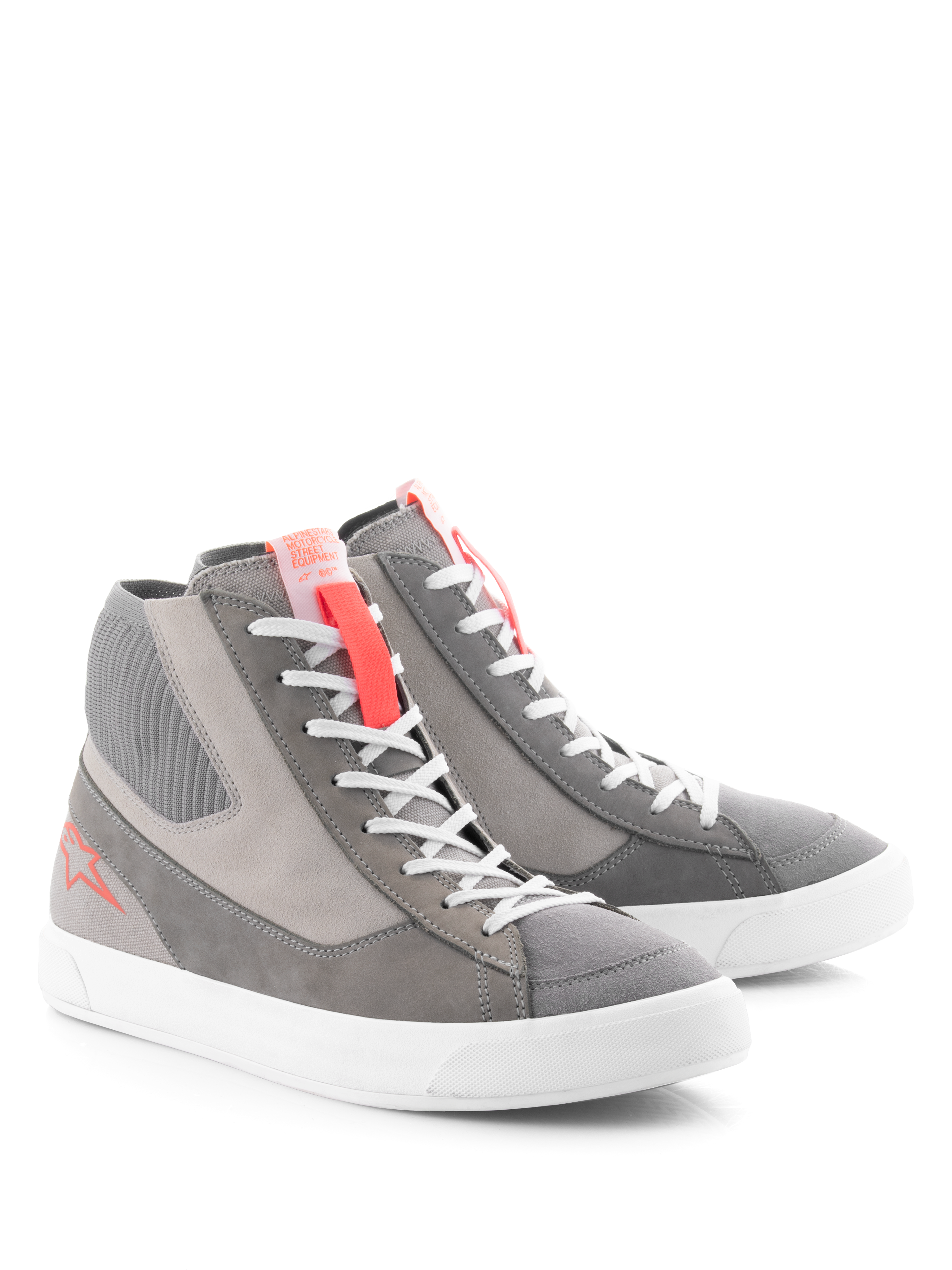 Zapatos Alpinestars Stated, calzado de conducción urbana para motocicleta, gris claro rojo flúor blanco, diseño de zapatilla urbana retro con suela vulcanizada blanca, paneles de ante y lona, con detalles en rojo flúor en la lengüeta y el logotipo lateral