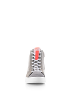 Zapatos Alpinestars Stated, calzado para motociclismo, gris claro, rojo flúor y blanco, vista frontal que muestra cordones blancos, una lengüeta de tiro en rojo flúor y una suela vulcanizada blanca, estilo de zapatilla urbana retro