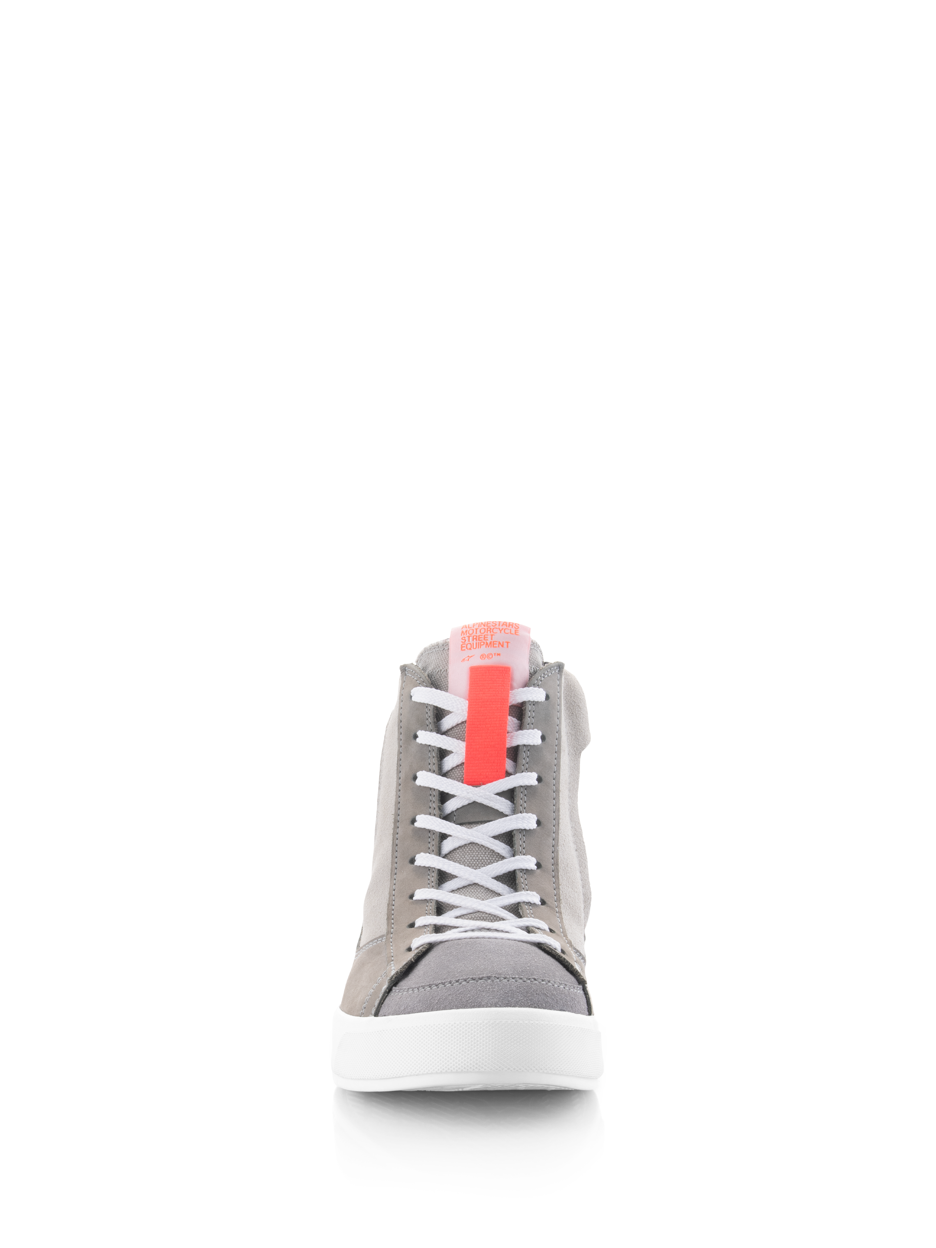 Zapatos Alpinestars Stated, calzado para motociclismo, gris claro, rojo flúor y blanco, vista frontal que muestra cordones blancos, una lengüeta de tiro en rojo flúor y una suela vulcanizada blanca, estilo de zapatilla urbana retro