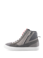 Zapatos Alpinestars Stated, calzado urbano para moto en gris claro, rojo flúor y blanco, diseño de zapatilla retro de caña alta con parte superior de gamuza y lona gris, cremallera lateral y suela vulcanizada blanca