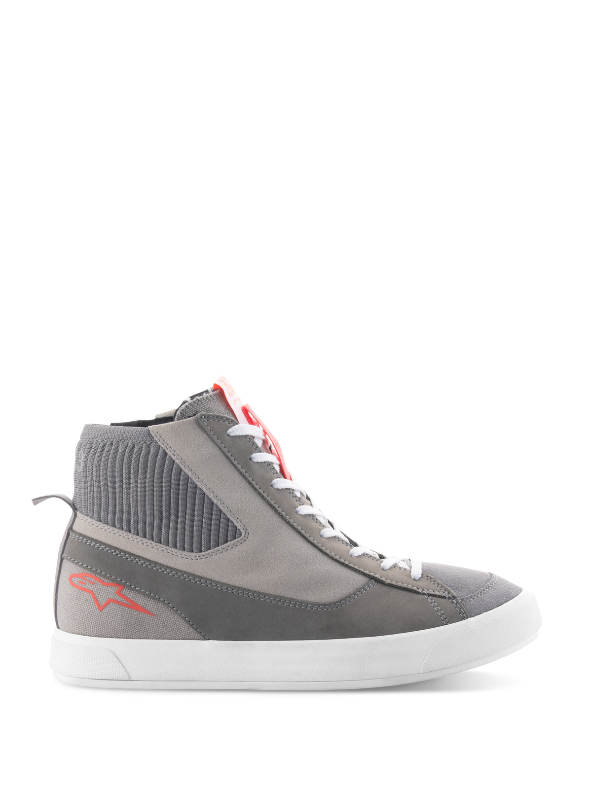 Zapatillas Alpinestars Stated, calzado de moto de caña alta, gris claro y rojo flúor, con cuello de punto acanalado, suela vulcanizada blanca, logotipo de estrella roja en el talón y puntera de ante, diseño urbano moderno
