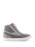 Zapatillas Alpinestars Stated, calzado de moto de caña alta, gris claro y rojo flúor, con cuello de punto acanalado, suela vulcanizada blanca, logotipo de estrella roja en el talón y puntera de ante, diseño urbano moderno