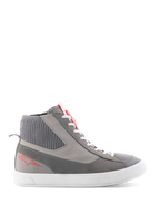 Zapatillas Alpinestars Stated, calzado de moto de caña alta, gris claro y rojo flúor, con cuello de punto acanalado, suela vulcanizada blanca, logotipo de estrella roja en el talón y puntera de ante, diseño urbano moderno