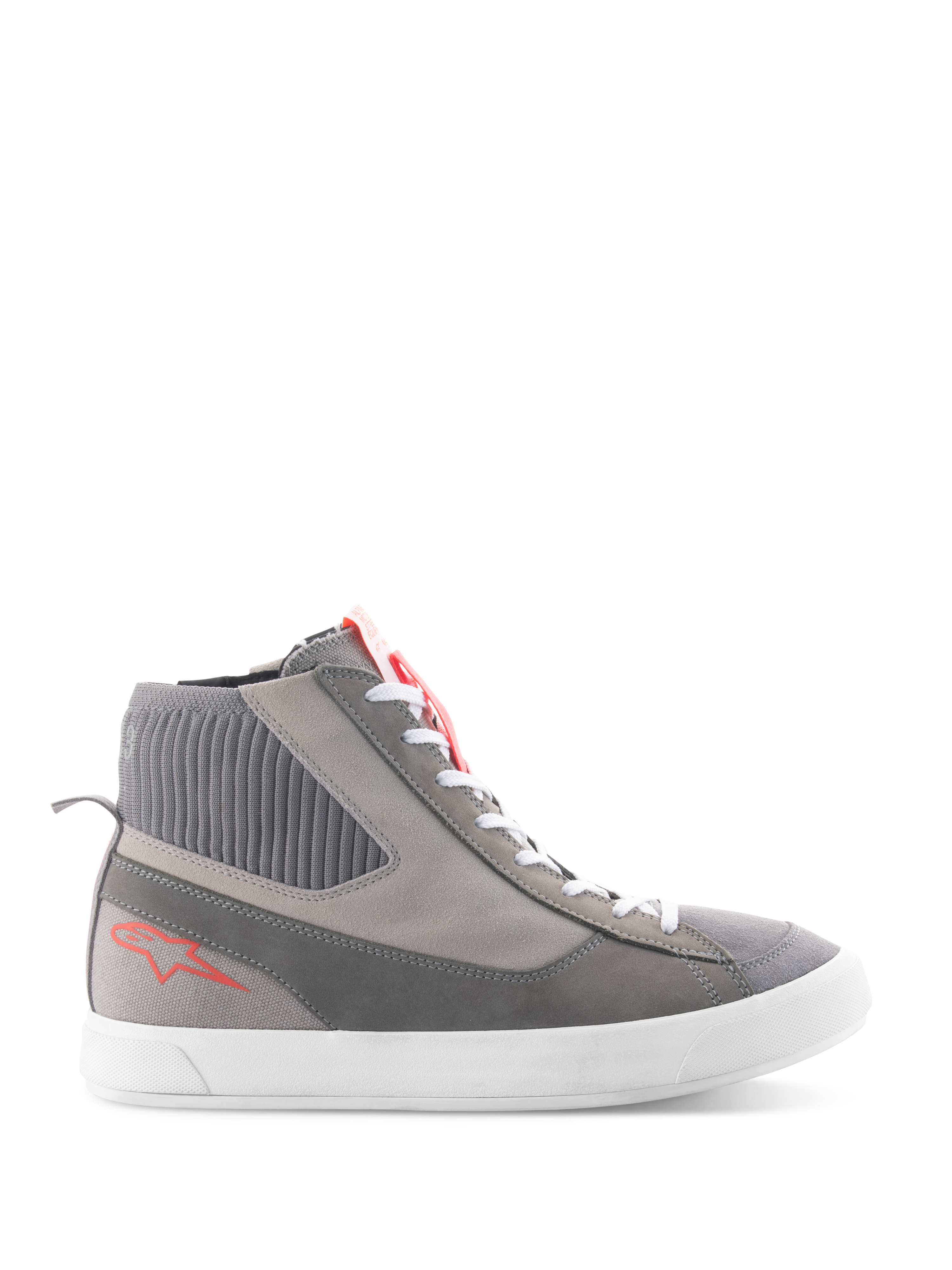 Zapatillas Alpinestars Stated, calzado de moto de caña alta, gris claro y rojo flúor, con cuello de punto acanalado, suela vulcanizada blanca, logotipo de estrella roja en el talón y puntera de ante, diseño urbano moderno