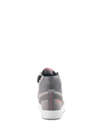 Alpinestars Stated Shoes, calzado de conducción urbana, gris claro rojo flúor blanco, vista trasera que muestra el cuello del tobillo de punto acanalado con la marca 'AS 63', suela vulcanizada blanca y logotipo rojo en el talón con detalle de costura