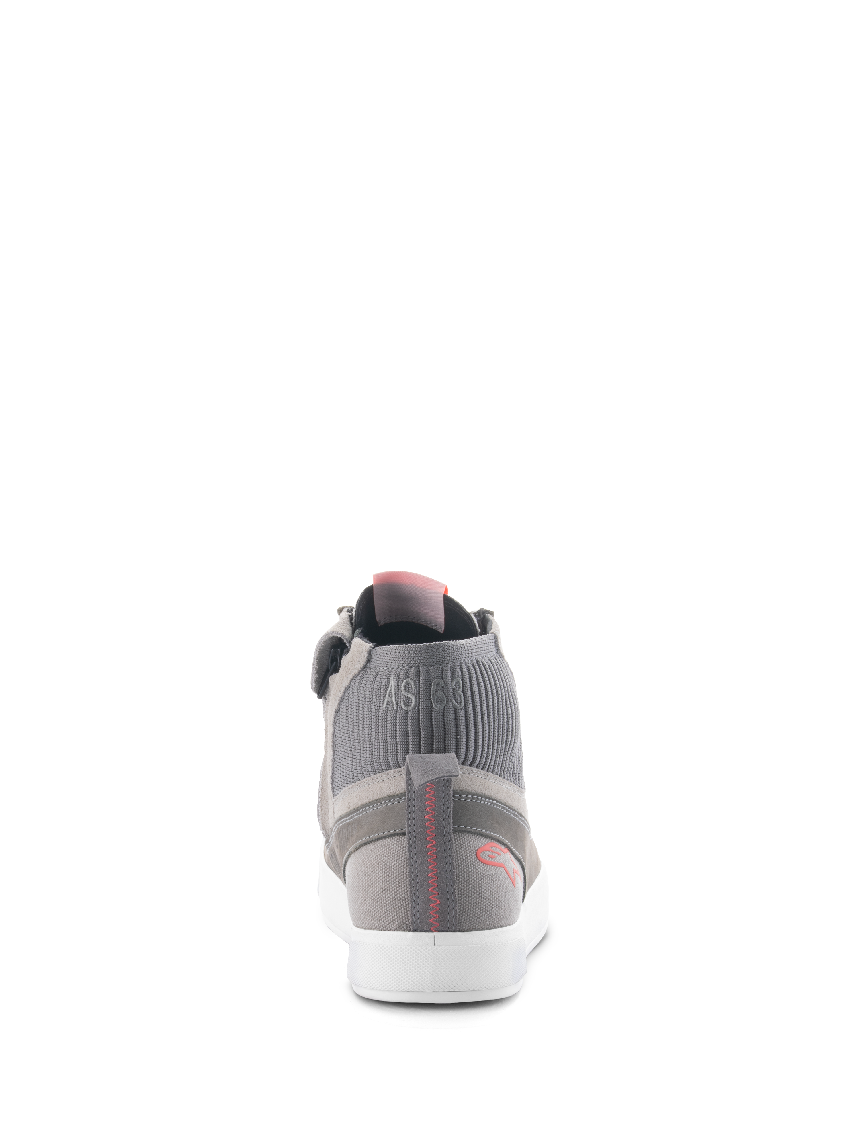 Alpinestars Stated Shoes, calzado de conducción urbana, gris claro rojo flúor blanco, vista trasera que muestra el cuello del tobillo de punto acanalado con la marca 'AS 63', suela vulcanizada blanca y logotipo rojo en el talón con detalle de costura