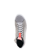 Alpinestars Stated Shoes, zapatillas para moto en gris claro, vista superior con cordones blancos y un tirador rojo flúor brillante, estilo urbano con materiales de gamuza y nobuk, borde de la suela vulcanizada en blanco