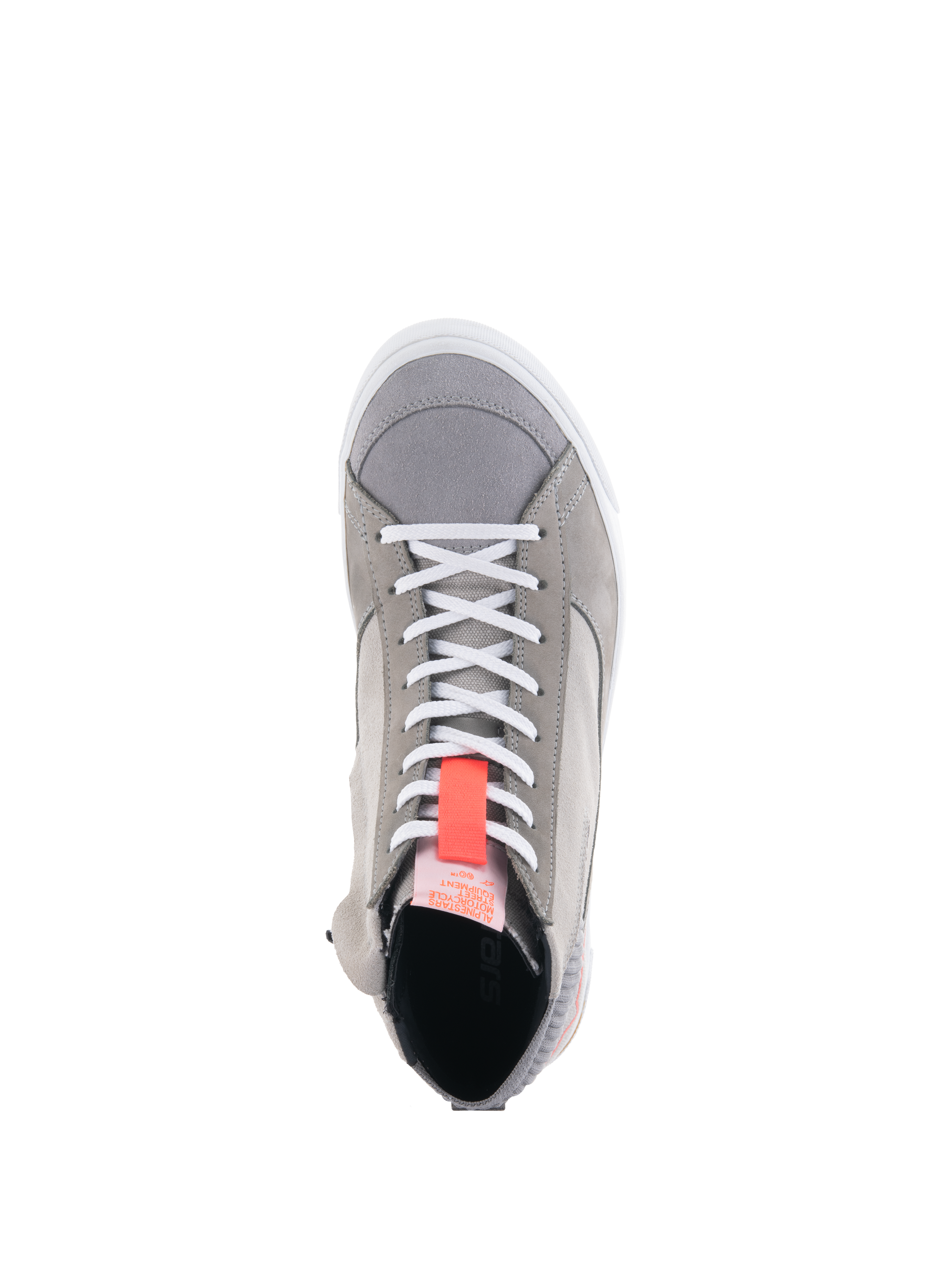 Alpinestars Stated Shoes, zapatillas para moto en gris claro, vista superior con cordones blancos y un tirador rojo flúor brillante, estilo urbano con materiales de gamuza y nobuk, borde de la suela vulcanizada en blanco