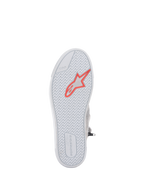 Zapatos Alpinestars Stated, calzado urbano para motocicleta, gris claro y blanco, vista de la parte inferior de la suela de goma vulcanizada con el logotipo de la estrella en rojo flúor, dibujo de espiga para mayor agarre, marca TPF y logotipo de Alpinestars en el talón