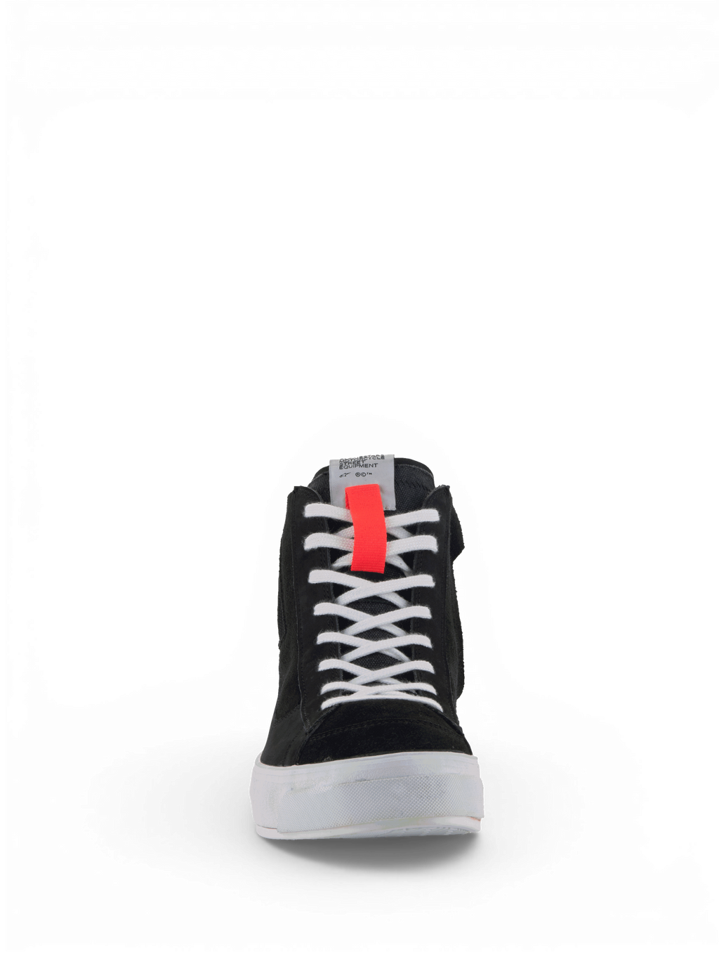 Alpinestars Stella Stated Podium, zapatos de moto para mujer, estilo zapatilla de skate retro para conducción urbana, negros y blancos con detalle rojo, vista frontal con cordones y suela vulcanizada.