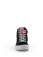 Alpinestars Stella Stated Podium, zapatos de moto para mujer, estilo zapatilla de skate retro para conducción urbana, negros y blancos con detalle rojo, vista frontal con cordones y suela vulcanizada.