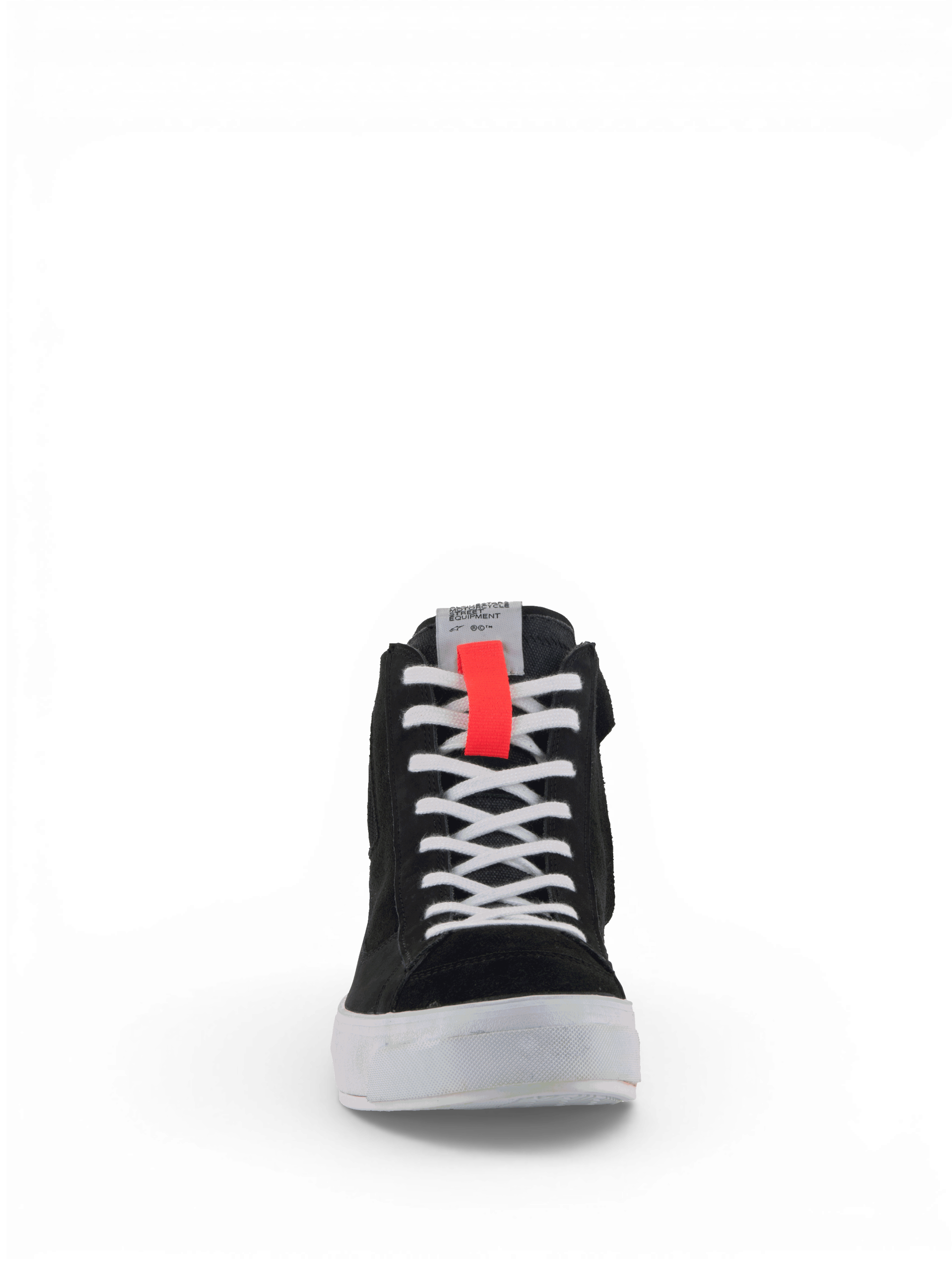 Alpinestars Stella Stated Podium, zapatos de moto para mujer, estilo zapatilla de skate retro para conducción urbana, negros y blancos con detalle rojo, vista frontal con cordones y suela vulcanizada.