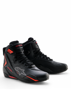 Zapatos Alpinestars Faster-4 Drystar®, calzado de conducción para motocicleta, negros con detalles en Rio Red y Red Fluo, diseño con cordones y parte superior de microfibra impermeable, perfil deportivo estilizado para conducción en carretera y deportiva