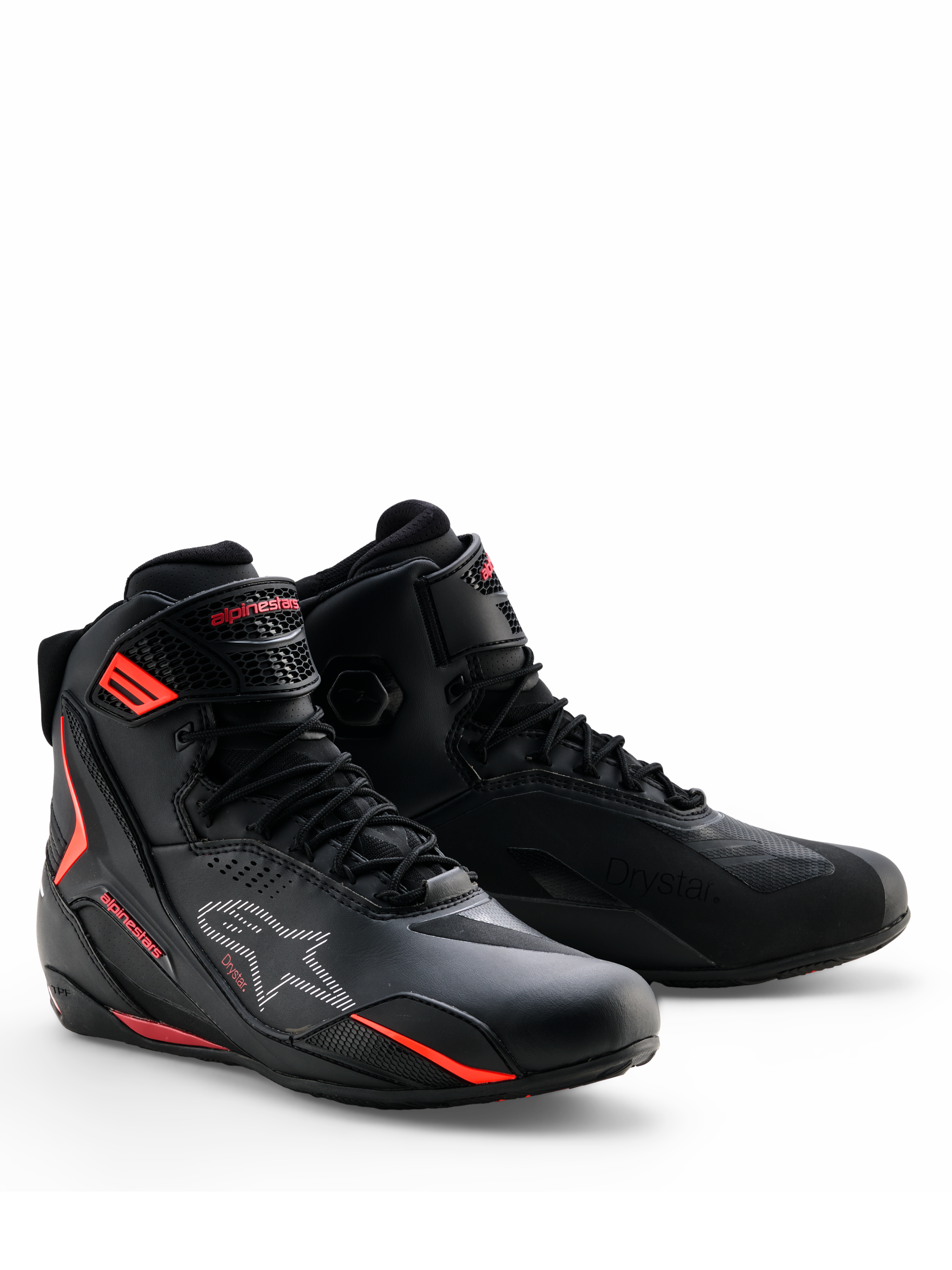 Zapatos Alpinestars Faster-4 Drystar®, calzado de conducción para motocicleta, negros con detalles en Rio Red y Red Fluo, diseño con cordones y parte superior de microfibra impermeable, perfil deportivo estilizado para conducción en carretera y deportiva