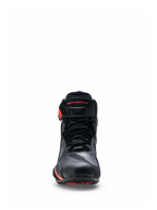 Alpinestars Faster-4 Drystar® Shoes, negros con detalles en Rojo Rio y Rojo Fluo, vista frontal que muestra el cierre de cordones y la correa de tobillo de gancho y bucle con marca en rojo, calzado impermeable para motociclistas con puntera reforzada y diseño deportivo