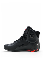 Zapatos Alpinestars Faster-4 Drystar®, calzado de conducción para motocicleta, negros con detalles en Rio Red y Red Fluo, perfil lateral, con construcción de microfibra sin costuras, marca Drystar y talón reforzado con toques rojos