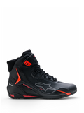Zapatillas Alpinestars Faster-4 Drystar®, calzado para moto, negras con detalles en rojo Rio y rojo fluo, vista de perfil lateral, diseño de caña alta con cierre de cordones y correa en el tobillo, estilo urbano deportivo