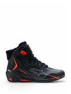 Zapatillas Alpinestars Faster-4 Drystar®, calzado para moto, negras con detalles en rojo Rio y rojo fluo, vista de perfil lateral, diseño de caña alta con cierre de cordones y correa en el tobillo, estilo urbano deportivo
