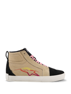 Alpinestars Ride-63 Canvas Shoes, zapatillas altas, beige y negro, cordones rosas, suela blanca, logotipo de estrella multicolor en rojo y amarillo, textura similar al ante, calzado casual inspirado en el automovilismo