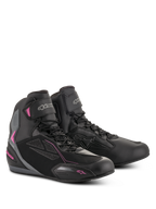 Zapatos Alpinestars Stella Faster-3 Drystar para mujer, calzado para motociclismo, negro, gris oscuro y fucsia, confección en microfibra impermeable y ante de PU, cierre de cordones con correa de velcro en el tobillo, diseño deportivo urbano elegante