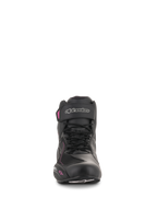 Zapatos Alpinestars Stella Faster-3 Drystar® para mujer, calzado para motociclismo, negro, gris oscuro y fucsia, vista frontal que muestra el cierre de cordones, correa en el tobillo con logotipo plateado y detalles en rosa sobre un perfil femenino.