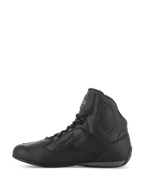 Zapatos Alpinestars Stella Faster-3 Drystar® para mujer, negro y gris oscuro, calzado impermeable para motociclismo, vista de perfil lateral con chasis de microfibra duradera, cierre de cordones con correa en el tobillo y logotipo de Alpinestars en relieve.