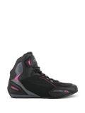 Alpinestars Stella Faster-3 Drystar, zapatillas de moto para mujer, negras con detalles en gris oscuro y rosa fucsia, perfil lateral con silueta de caña alta, cierre de cordones con correa de velcro en el tobillo y paneles de protección reforzados.