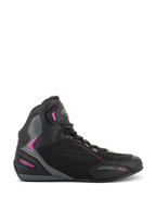 Alpinestars Stella Faster-3 Drystar, zapatillas de moto para mujer, negras con detalles en gris oscuro y rosa fucsia, perfil lateral con silueta de caña alta, cierre de cordones con correa de velcro en el tobillo y paneles de protección reforzados.