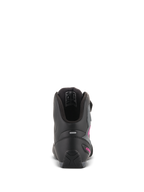 Zapatos Alpinestars Stella Faster-3 Drystar® para mujer, negro, gris oscuro y fucsia, vista trasera del talón que muestra la banda reflectante y el logo fucsia, zapatos de moto impermeables con suela texturizada y cuello acolchado