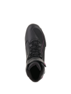 Zapatos Stella Faster-3 Drystar® de Alpinestars para mujer, calzado impermeable para motociclismo, negro, gris oscuro y fucsia, vista superior que muestra el cierre de cordones y la correa de velcro, calzado protector estilizado para conducción urbana.